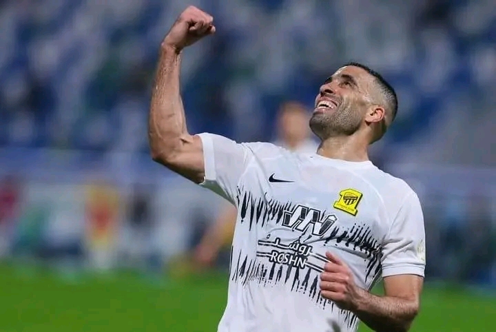 المغربي عبد الرزاق حمد الله مهاجم نادي الاتحاد ينتصر لياسين بونو على حساب سفيان رحيمي