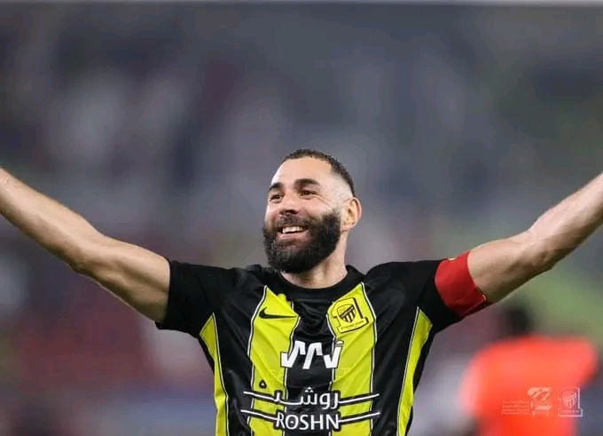إتحاد جدة السعودي &Quot;ماذا تنتظر لتسدد الكرة يا بنزيما؟&Quot; ..مهاجم الاتحاد يبرر لشقيق حمد الله هجومه