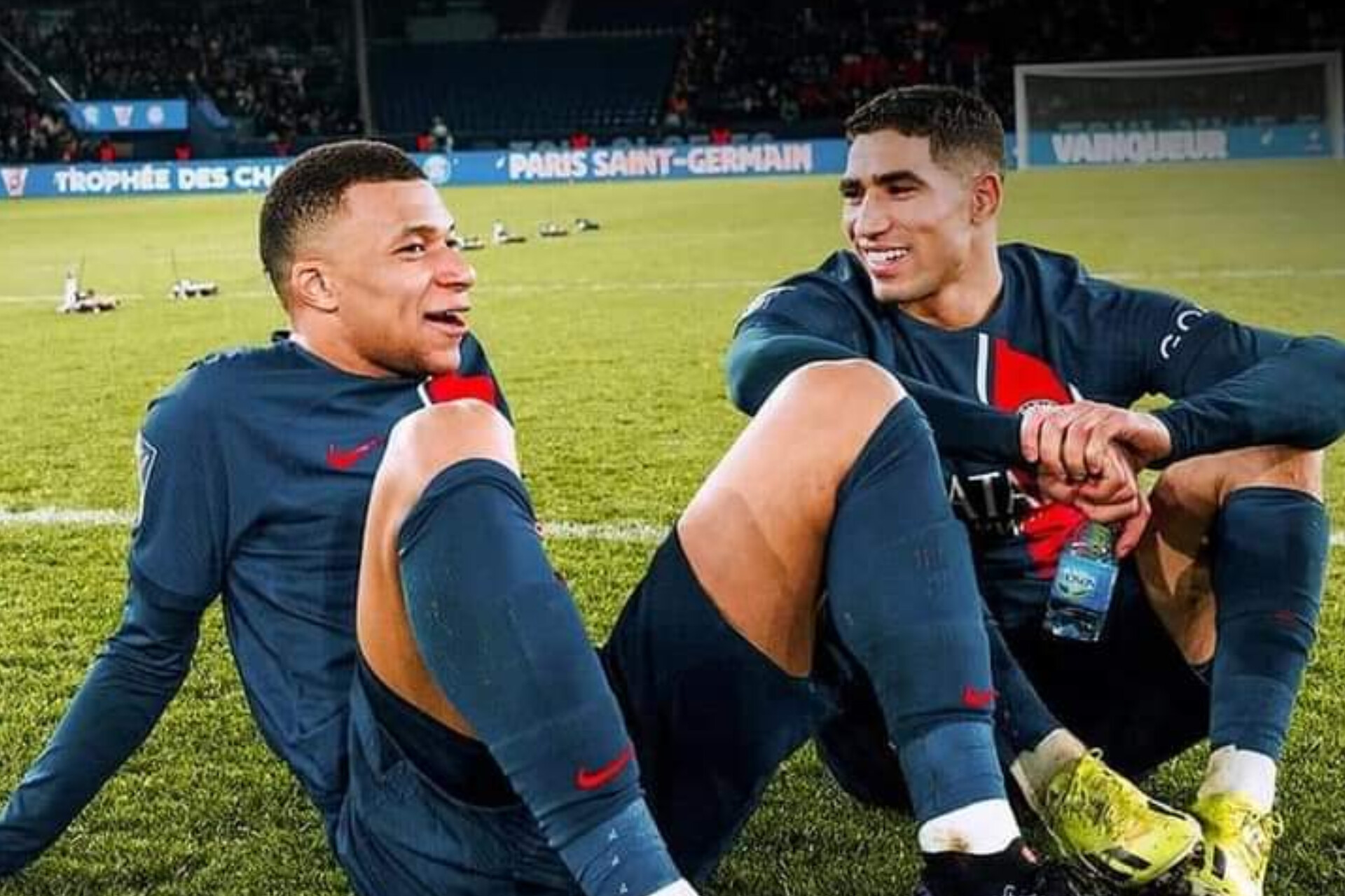 المغربي أشرف حكيمي يودع مبابي برسالة مؤثرة