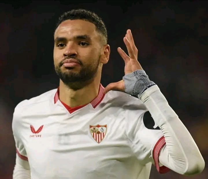 النصيري يذرف الدموع في وداع إشبيلية ويلتحق بفريقه الجديد