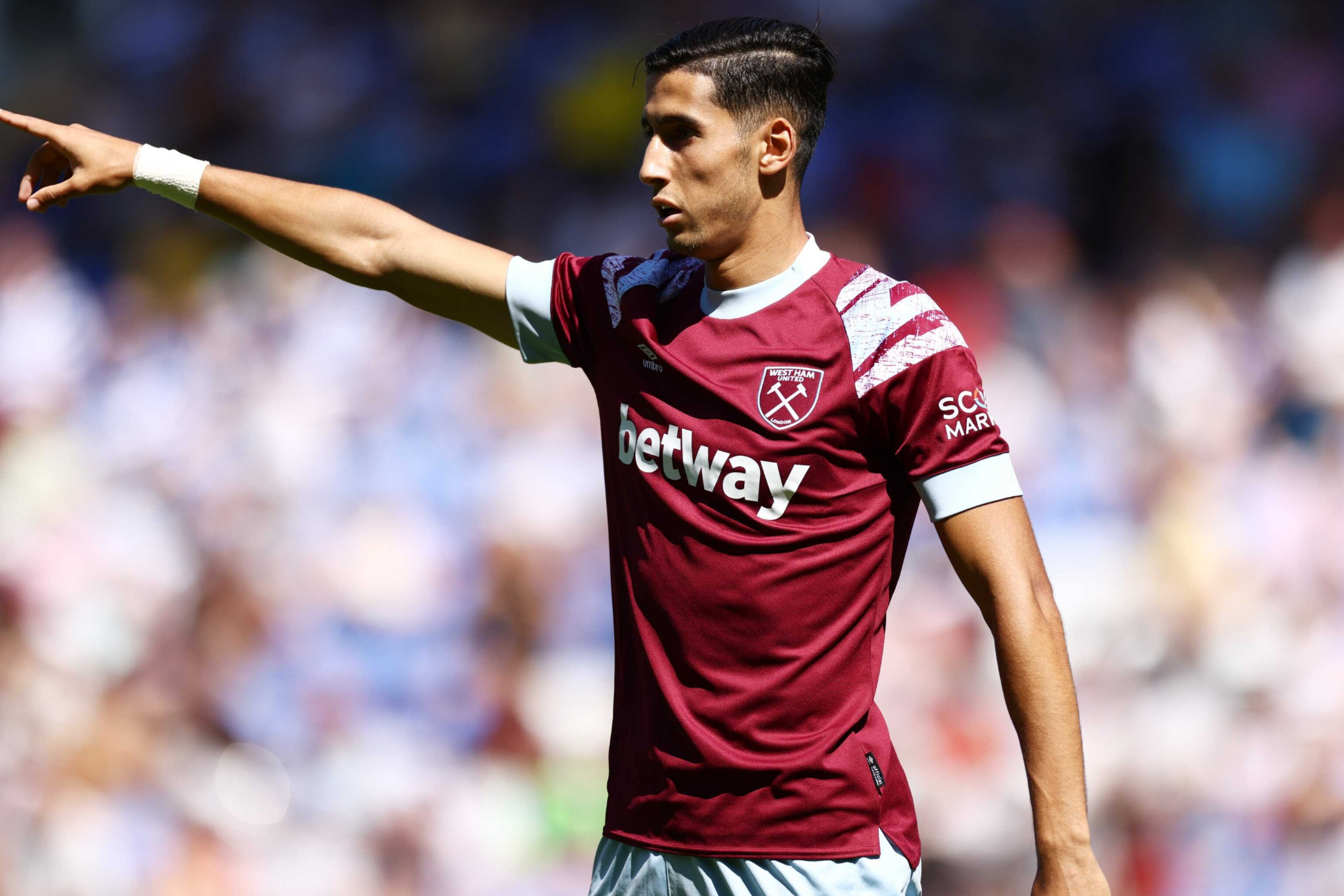 نيس الفرنسي يحسم في صفقة التبادل بخصوص نايف أكرد