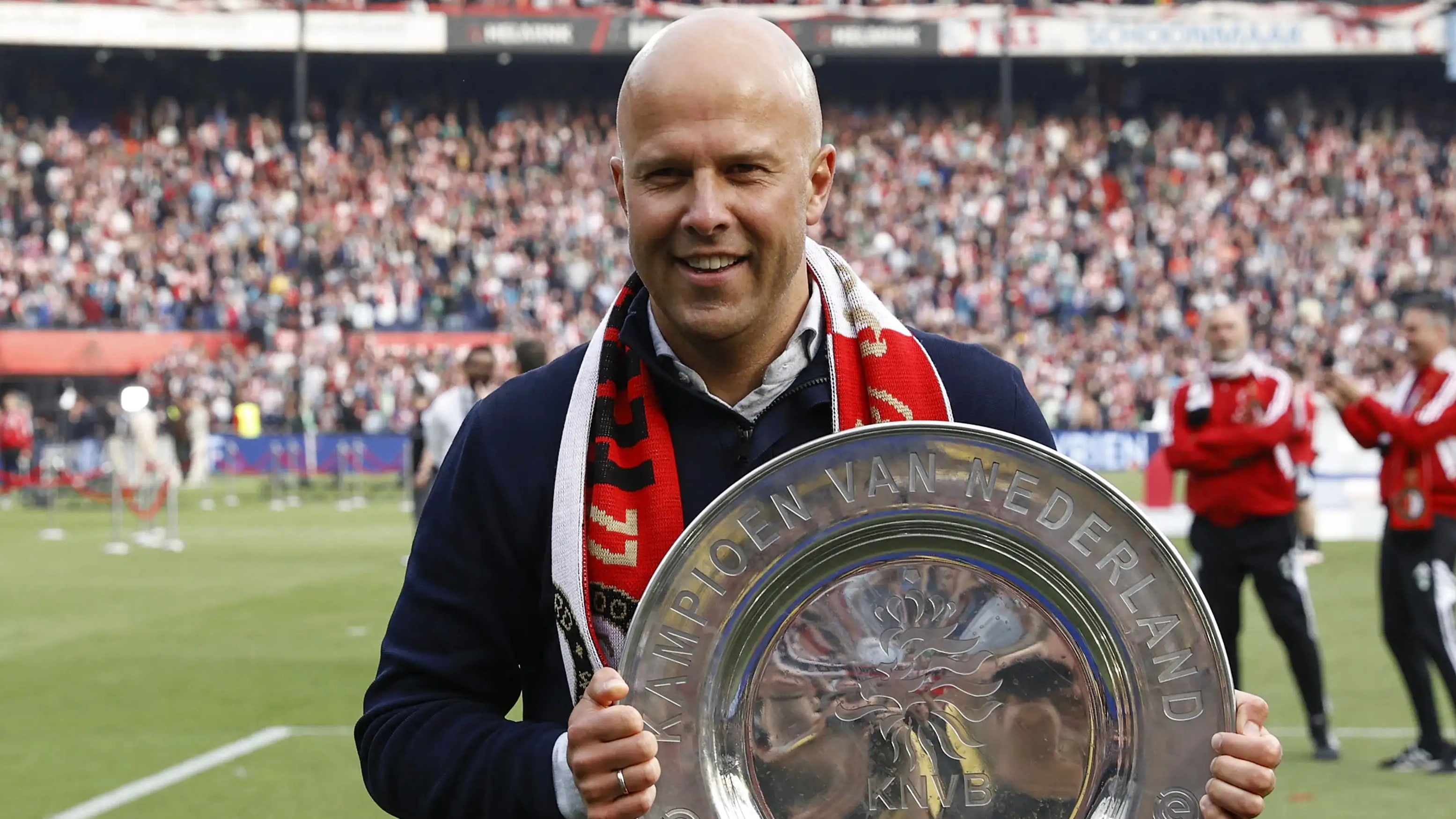 قطع طريق برشلونة.. سلوت يعلن بقاء نجم ليفربول