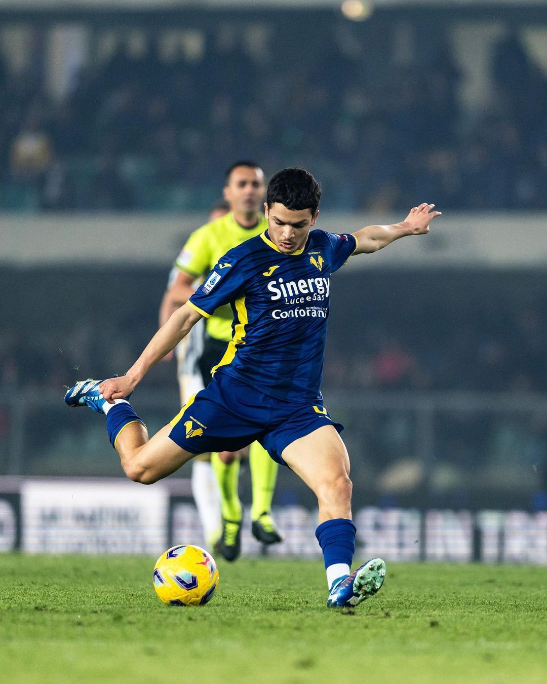 نجم هيلاس فيرونا الإيطالي.. وليد الركراكي يجهز بديل سفيان أمرابط بالمنتخب المغربي