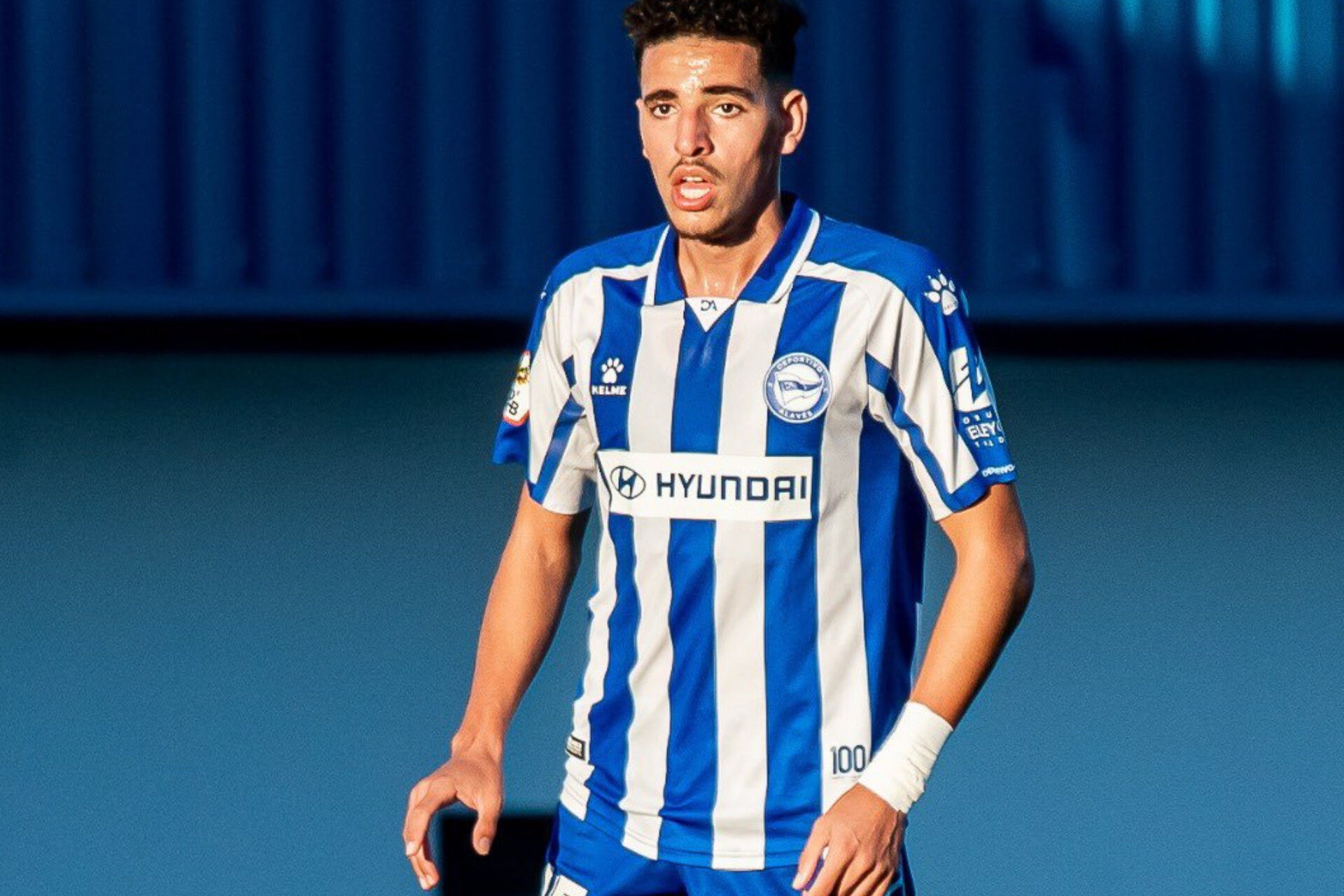 ألافيس الإسباني الدولي المغربي عبد الكبير عبقار يكسب معركة ألافيس الإسباني