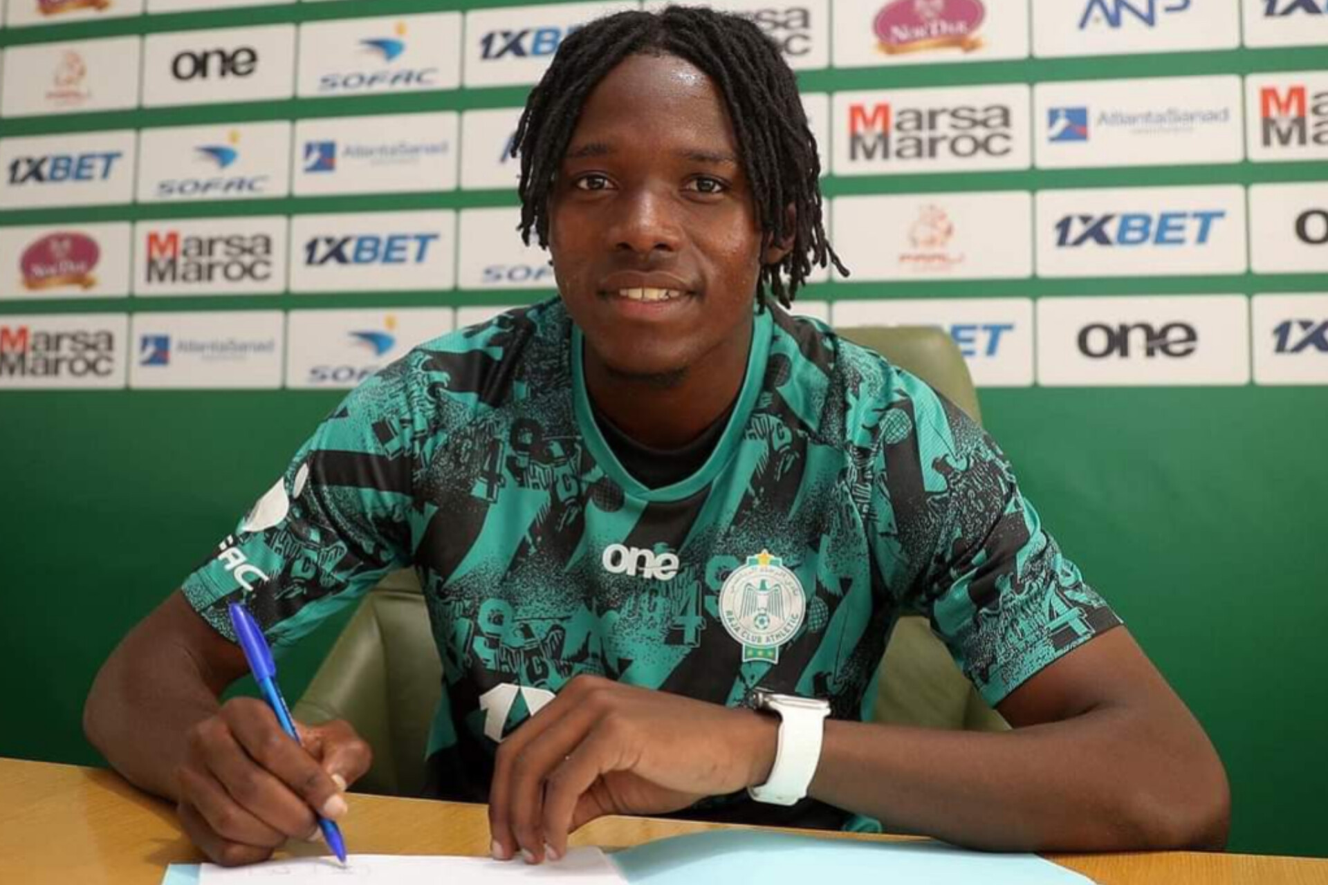 الرجاء الرجاء الرياضي يبيع كمارا و يفسخ عقد لاعب بارز في الفريق لإنهاء أزمة النادي مع العصبة