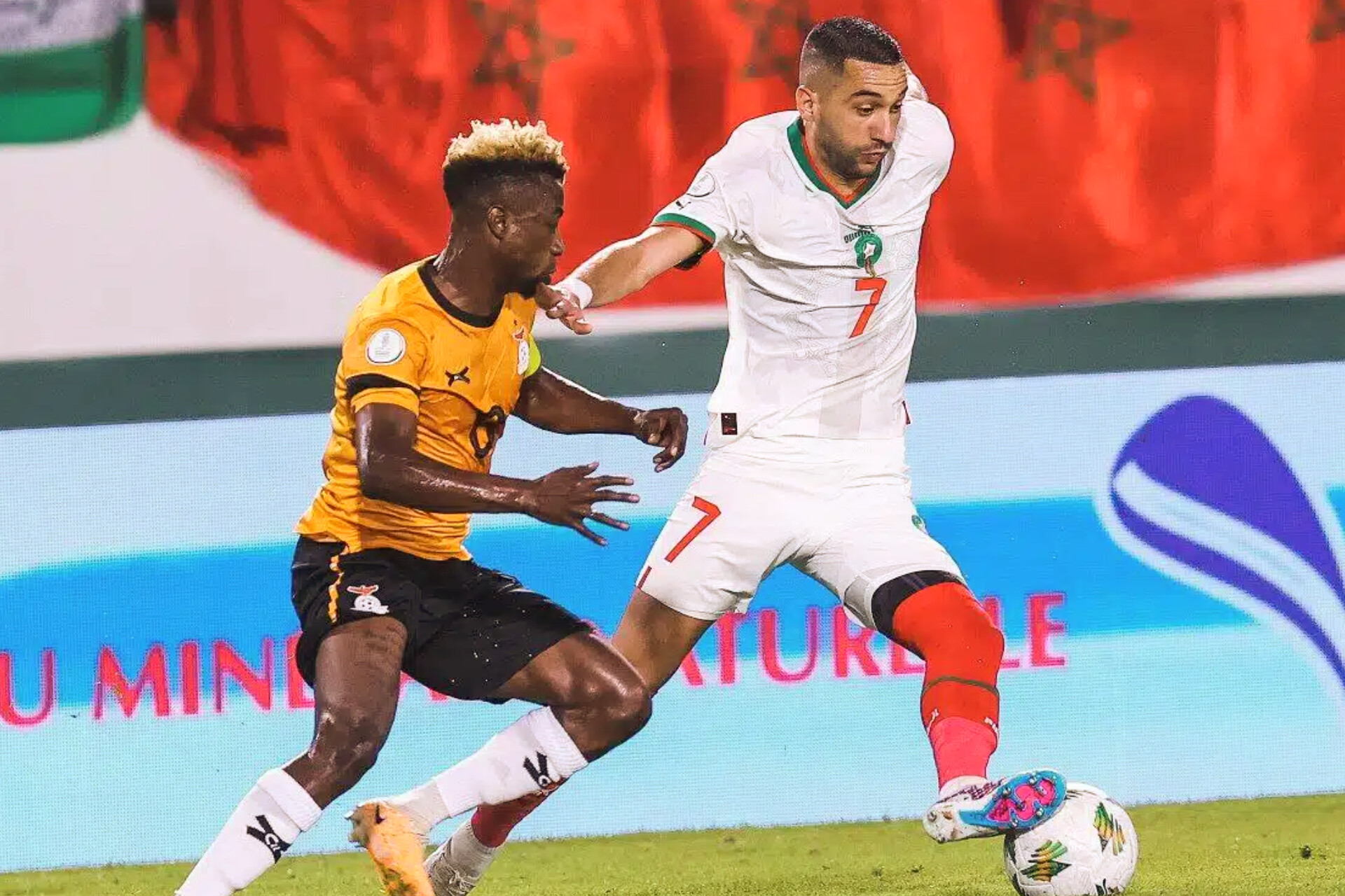 الدولي المغربي الدولي المغربي حكيم زياش يتلقى ضربة موجعة