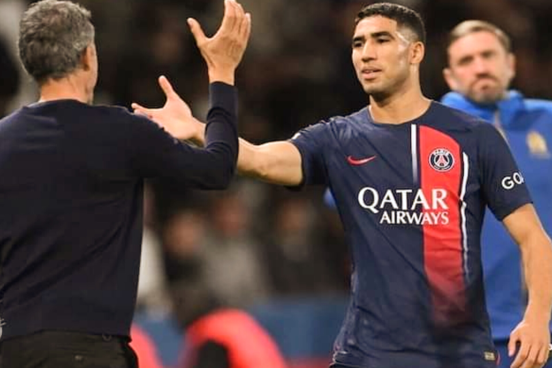 الإسباني لويس إنريكي مدرب فريق باريس سان جيرمان ينصف الدولي المغربي أشرف حكيمي