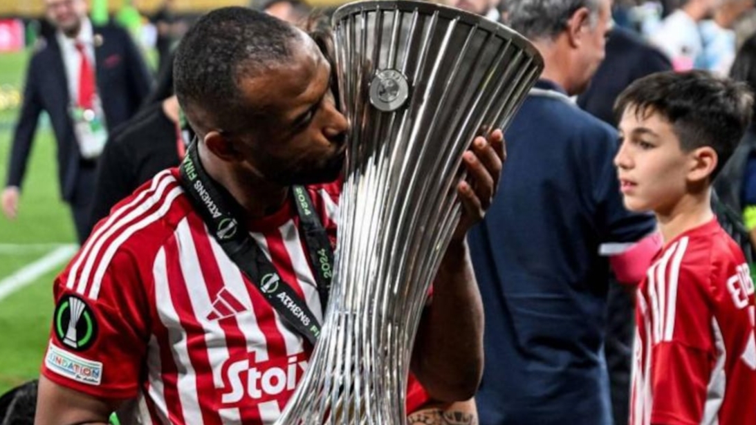 تُوّج الدولي المغربي أيوب الكعبي بجائزة أفضل لاعب أجنبي في الدوري اليوناني لعام 2024، خلال حفل جوائز جمعية اللاعبين المحترفين لكرة القدم في اليونان (Psapp 2024) الذي أقيم في العاصمة اليونانية أثينا مساء أمس. هذا التتويج يعكس المستوى العالي الذي قدمه الكعبي خلال الموسم المنصرم، حيث أثبت براعته كأحد أبرز اللاعبين في الدوري اليوناني.كلمات شكر وتقدير من الكعبي أيوب الكعبي يكتسح الدوري اليوناني
