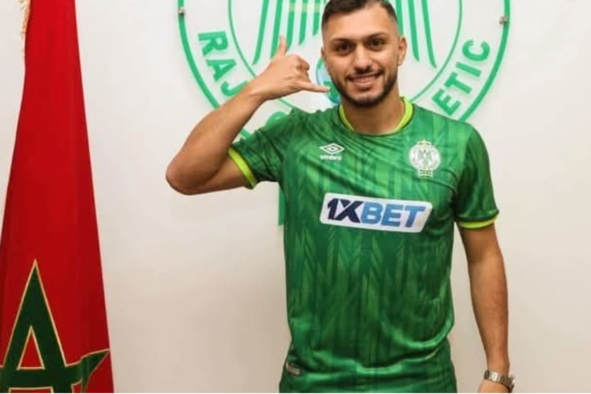 الدولي الجزائري رياض بنعياد يورط الرجاء الرياضي
