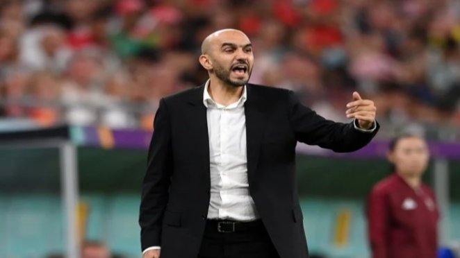 وليد الركراكي بعيد ترتيب أوراقه ويستبعد خليفة أمرابط عن القائمة الموسعة