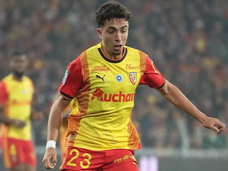 أشاد وليد الركراكي، مدرب المنتخب المغربي، بقدرات نائل العيناوي، لاعب لانس الفرنسي، مؤكداً أنه تواصل معه منذ عام، لكنه فضل حينها إثبات نفسه مع فريقه.وأوضح الركراكي، خلال ندوة صحفية، أن الباب سيظل مفتوحاً أمام العيناوي، لكن الخطوة الأولى يجب أن تأتي من اللاعب نفسه. وليد الركراكي يحسم ملف نايل العيناوي