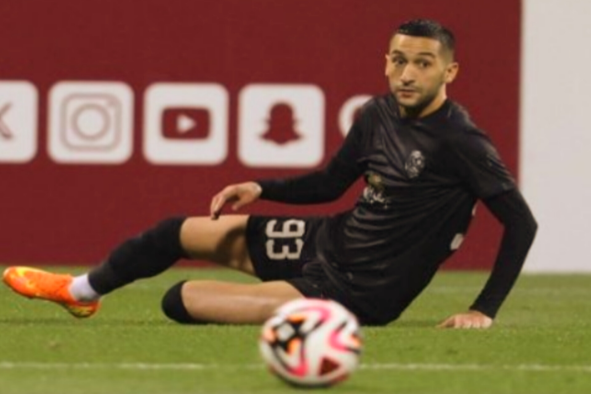الدحيل القطري سبب استبعاد الدولي المغربي حكيم زياش من طرف وليد الركراكي و اللاعب يحسم قرار الاعتزال