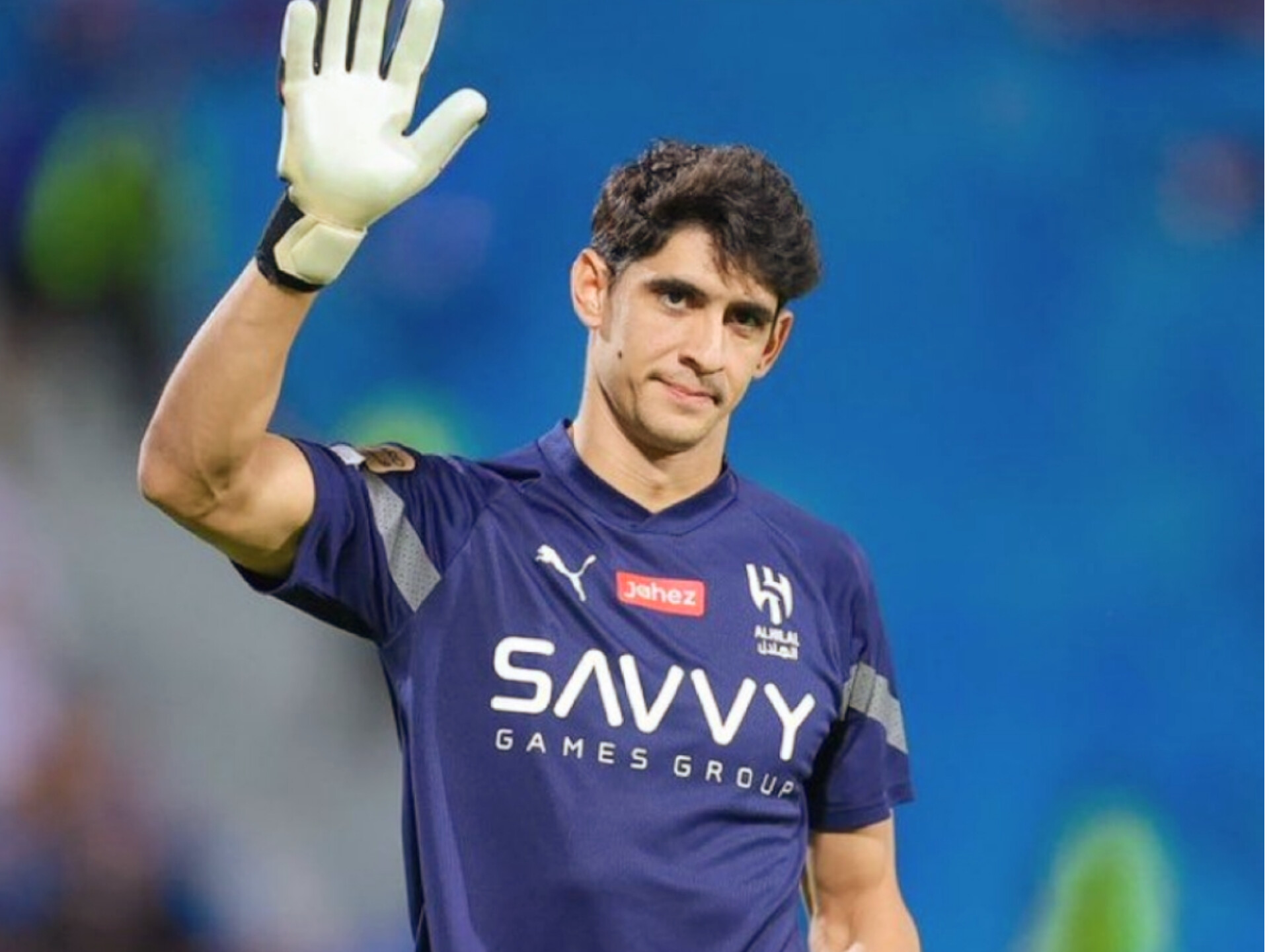 الحارس الدولي المغربي ياسين بونو حارس الهلال السعودي يتعرض لخداع مفاجئ مع فريقه