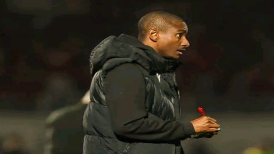موقف الوداد الرياضي من قرار فسخ العقد مع المدرب الجنوب إفريقي رولاني موكوينا يثير الجدل من جديد وتفاصيل جديدة تهم ملفه مع آيت منا