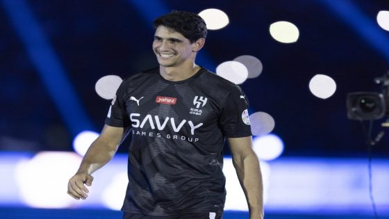 ياسين بونو سيغادر الهلال السعودي بسبب حارس برشلونة