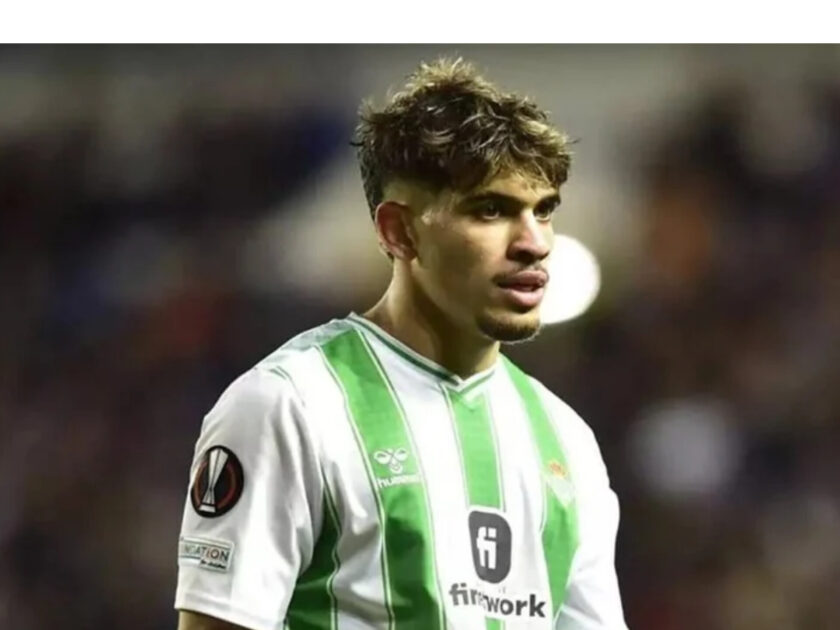 عبد الصمد الزلزولي يواصل ابتعاده عن فريقه ريال بيتيس الاسباني