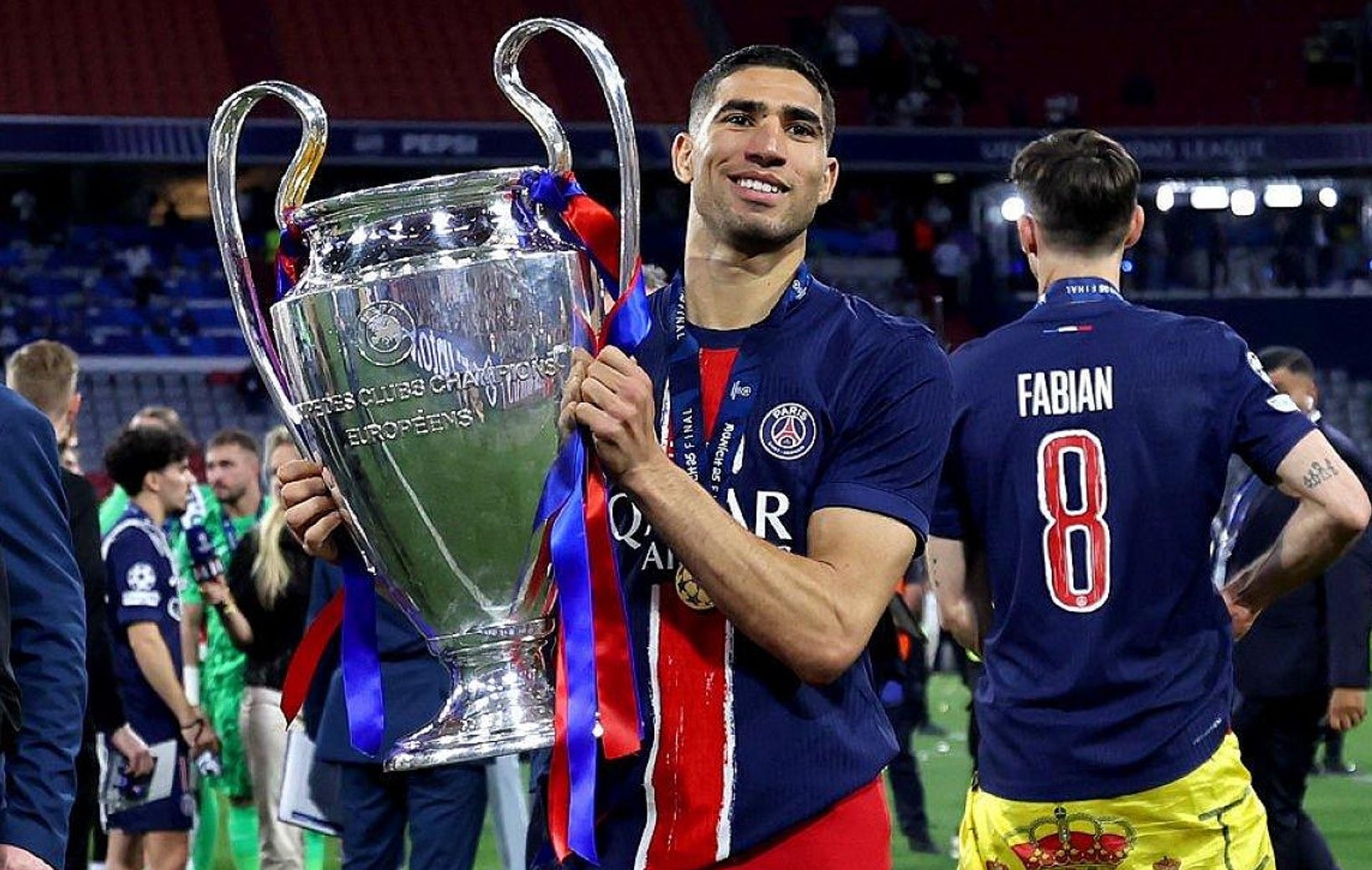 لويس فيرنانديز يدعم أشرف حكيمي للفوز بالكرة الذهبية