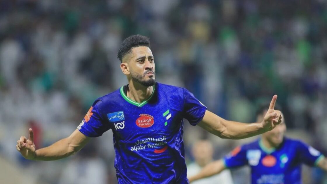 مراد باتنا جناح نادي الفتح السعودي ينتقد قرار وليد الركراكي