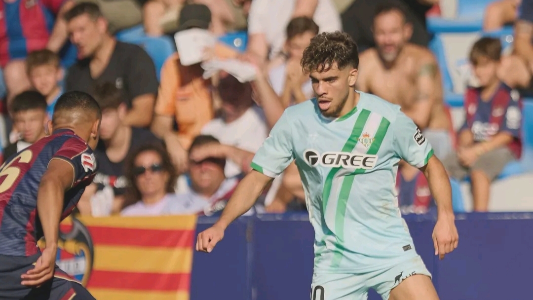 عبد الصمد الزلزولي ينقذ ريال بيتيس بعد العودة من الاصابة