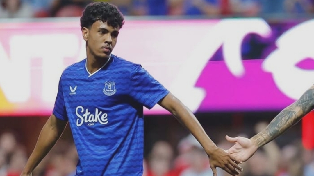 آدم أزنو خارج مباراة إيفرتون أمام أستون فيلا