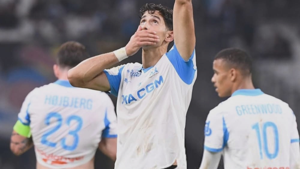 نايف أكرد يوجه رسالة مؤثرة إلى جماهير مارسيليا الفرنسي بعد إصابته في الدماغ