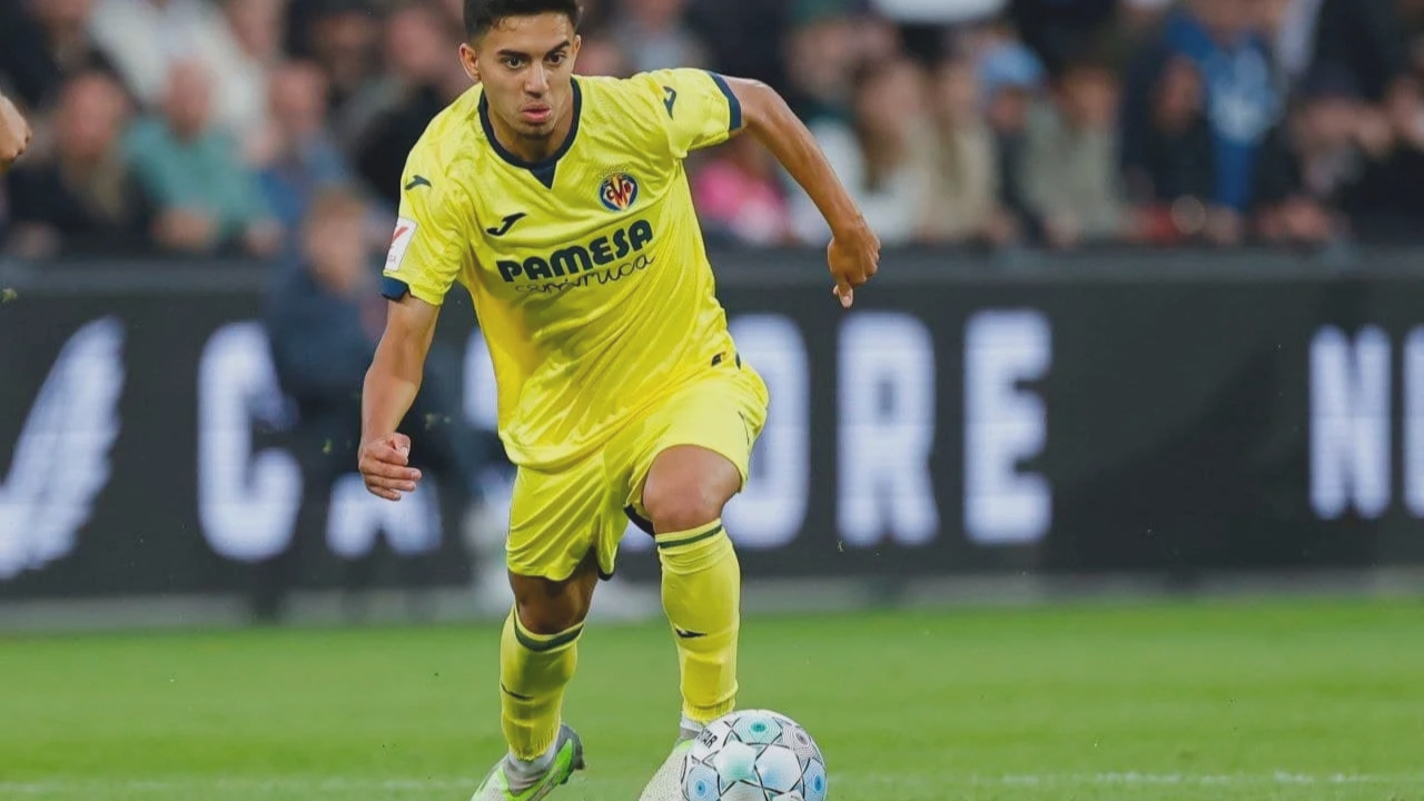 إلياس أخوماش يغيب عن فياريال الإسباني وسط تضارب في تصريحات مارسلينو