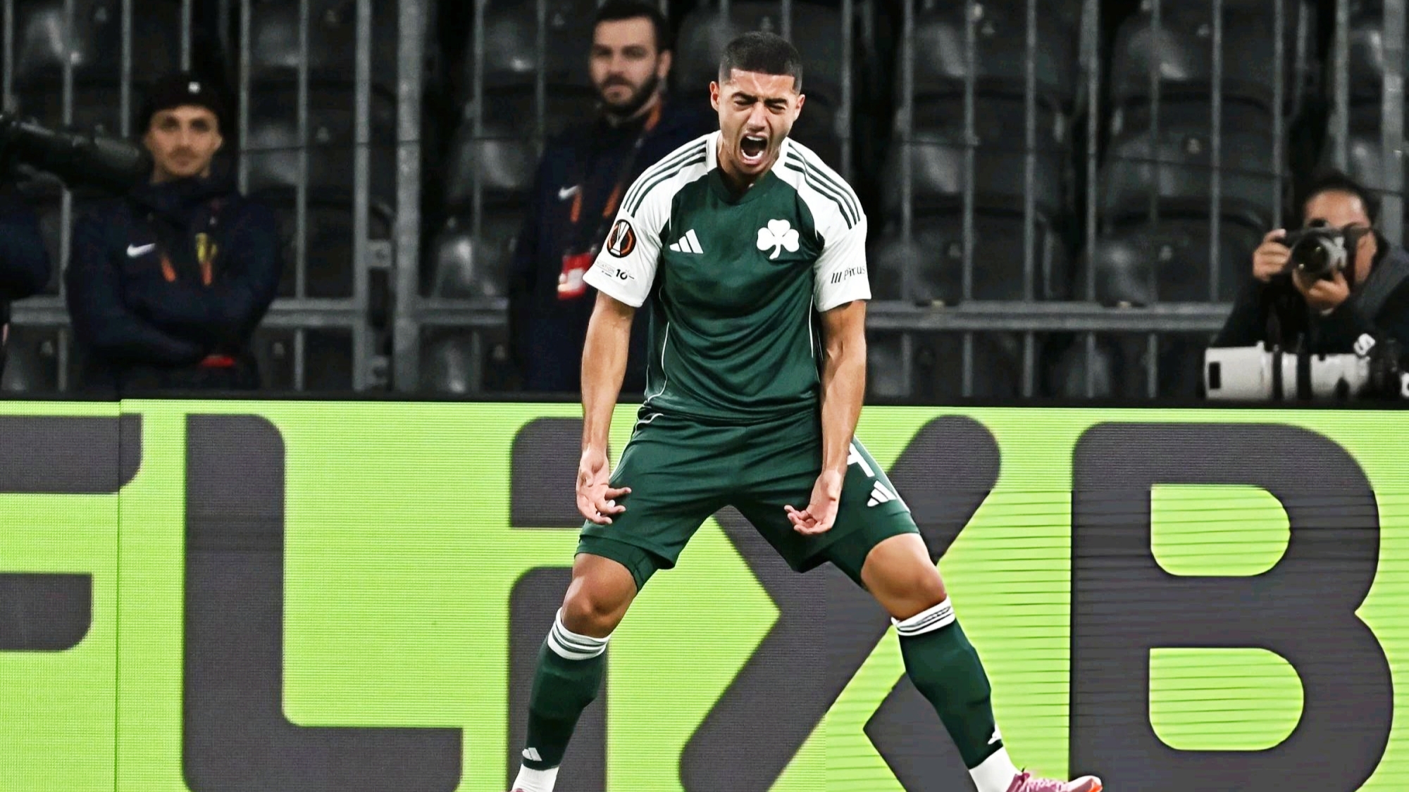 أنس زروري أنس زروري يفرض وضعا جديداً على نادي باناثينايكوس