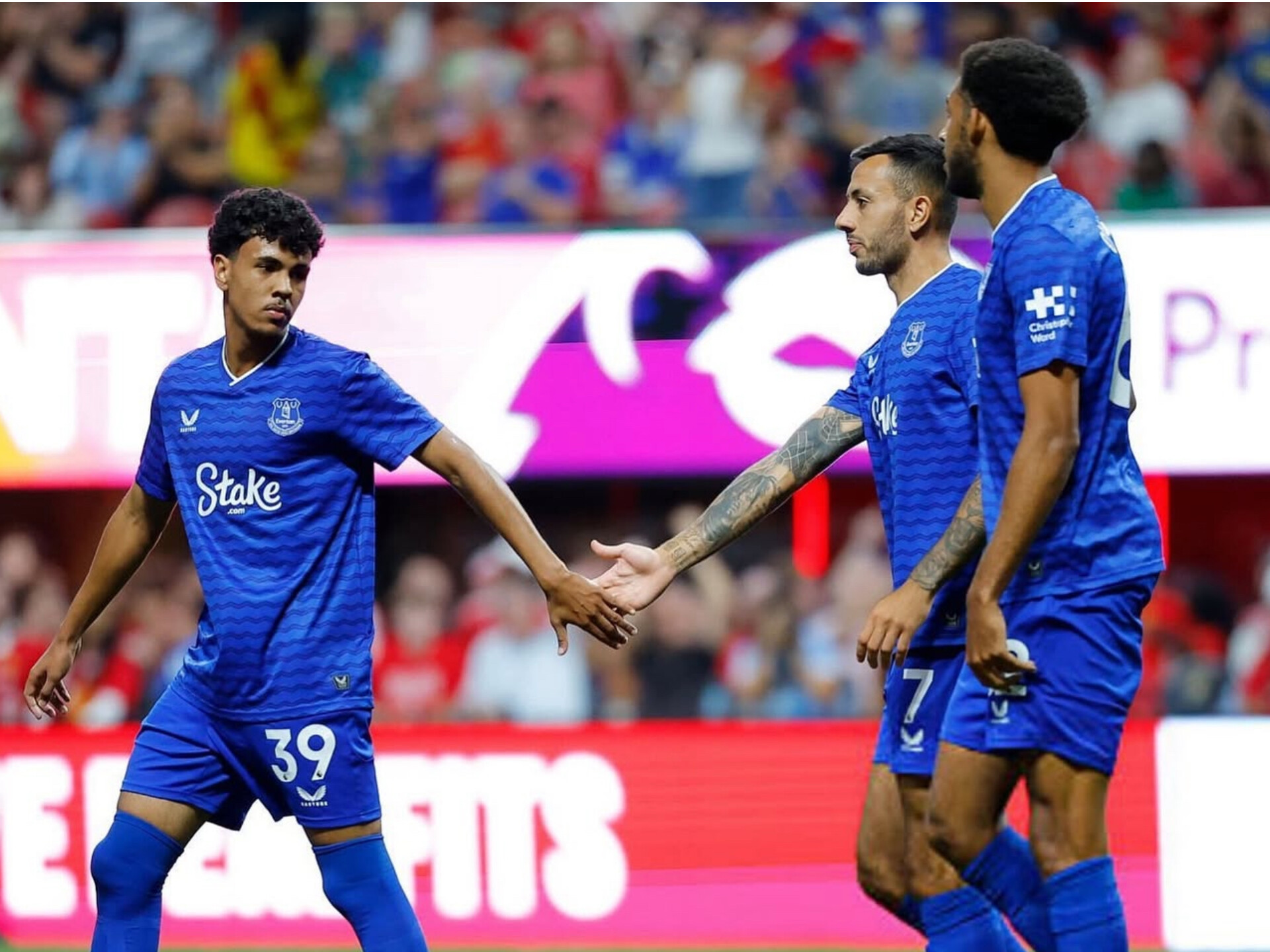 أدم أزنو مويس يكشف خطته لدمج أدم أزنو في الفريق الأول لإيفرتون