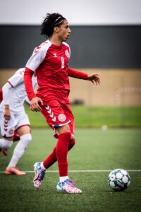 إلياس هويرة إلياس هويرة.. موهبة مغربية تلمع في سماء الكرة الدنماركية