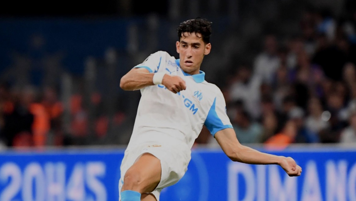 نايف أكرد يكشف تفاصيل تعرضه لاعتداء في مطار مارينيان بفرنسا