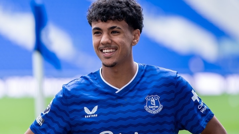 مدرب إيفرتون تحت 21 سنة عن ينصف المغربي آدم أزنو