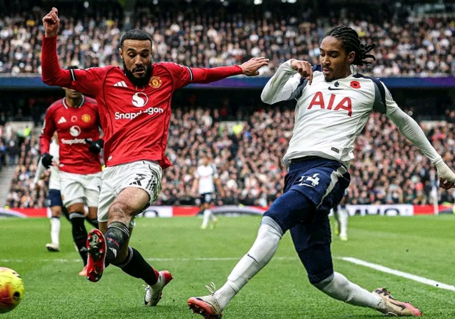 نصير مزراوي يتألق أمام توتنهام والتبديل المبكر من أموريم يثير الجدل