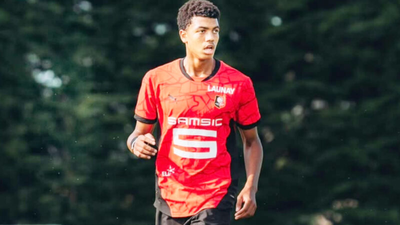 عبد الحميد أيت بودلال مدافع رين الفرنسي يرد بقوة على الجماهير المغربية