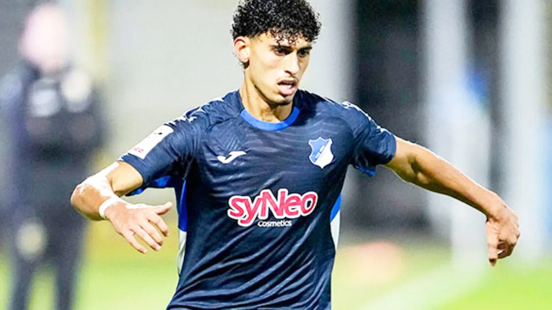 أيوب الميموني على طاولة شالكه الألماني