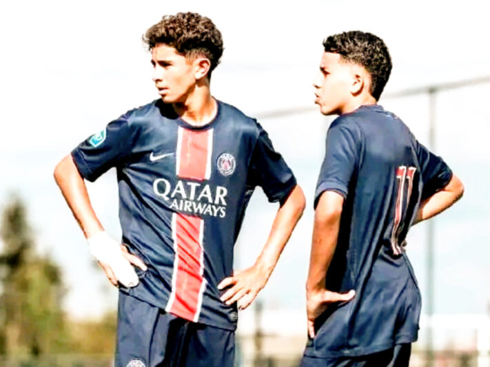 أيمن عصب و يونس إيدار لاعبين مغربيين مع باريس سان جيرمان الفرنسي في دوري أبطال أوروبا