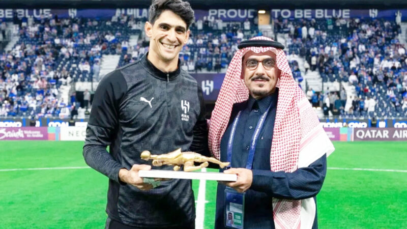 الهلال السعودي يضغط و و ليد الركراكي يرفض الانحناء… مشاركة ياسين بونو في “الكان” أمام اختبار صعب!