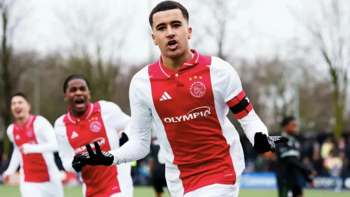 مدرب أياكس أمستردام يصعد عبدالله وزان إلى الفريق الأول