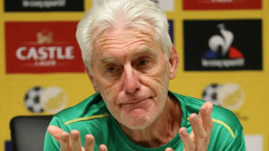 هوغو بروس مدرب منتخب جنوب إفريقيا يتهم المغرب بعد لقاء مصر ويثير جدلا واسعا