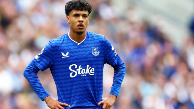 أياكس أمستردام يرغب في ضم آدم أزنو من إيفرتون الانجليزي