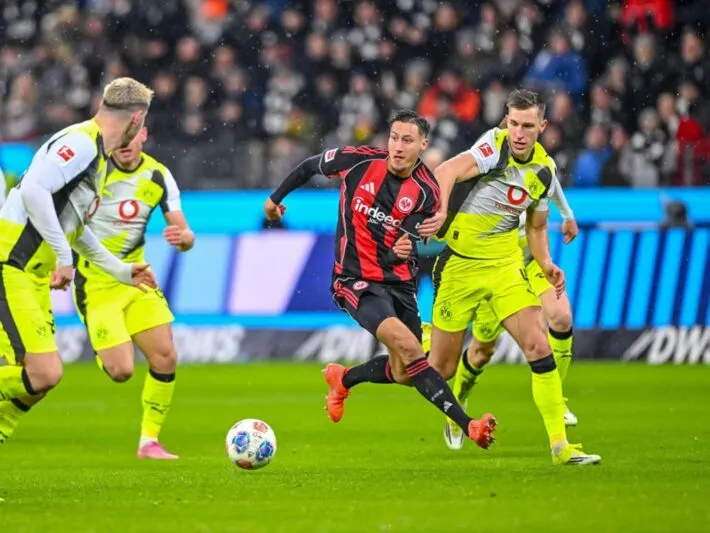 آينتراخت فرانكفورت يونس إبنو طالب يتألق مع آينتراخت فرانكفورت أمام بروسيا دورتموند