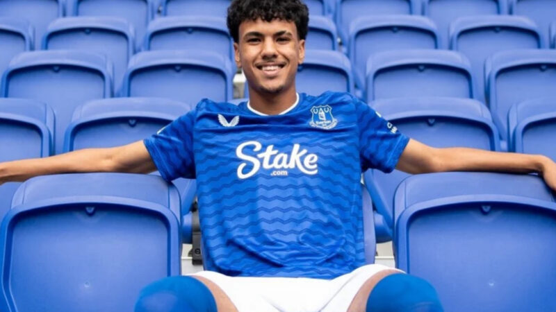 آدم أزنو قد يغادر إيفرتون الانجليزي نحو الدوري الهولندي