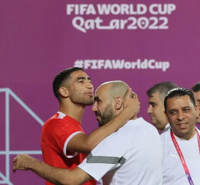 أشرف حكيمي يمدد مقام وليد الركراكي مع المنتخب المغربي