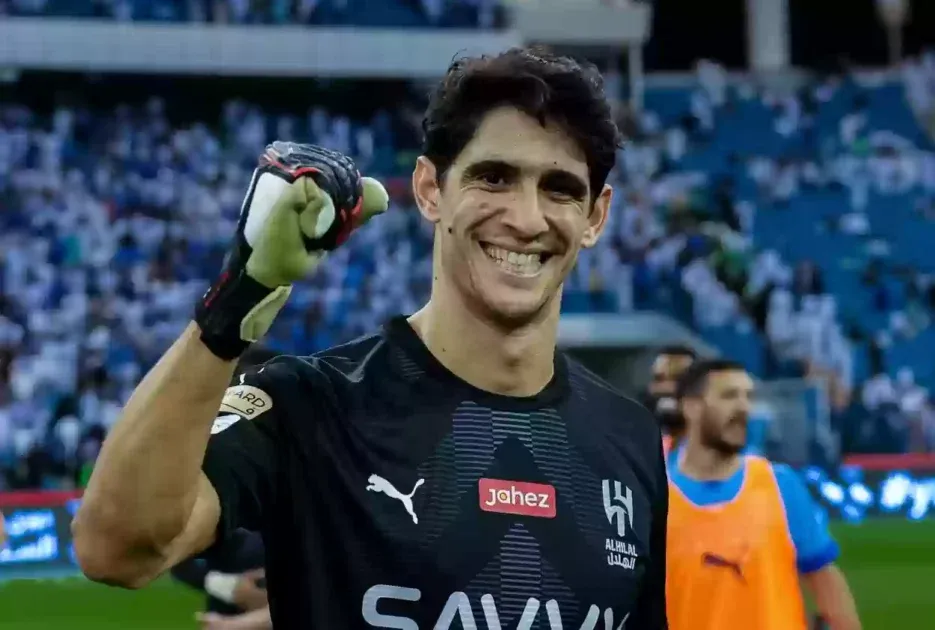 ياسين بونو يد يغادر الهلال السعودي إلى الدوري الأرجنتيني