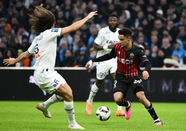 نيس الفرنسي يضحي بالدولي المغربي سفيان ديوب