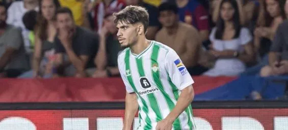 عبد الصمد الزلزولي يزاحم كبار الليجا ويفرض نفسه وصيفا لأفضل الأجنحة في الدوري الإسباني