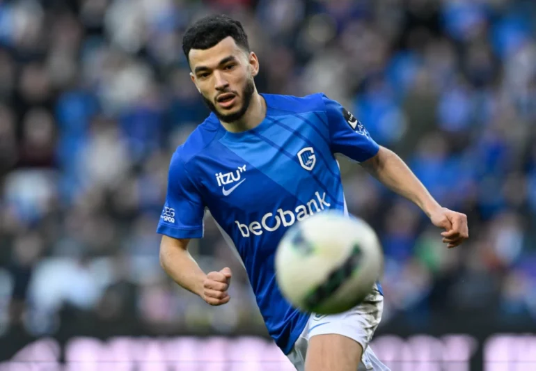 زكرياء الوحدي على طاولة برينتفورد الإنجليزي