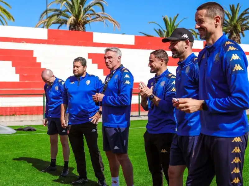 هشام أيت منا يبحث عن بديل باتريس كارتيرون