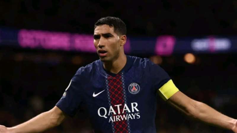 أشرف حكيمي يطمئن محمد وهبي مدرب المنتخب المغربي