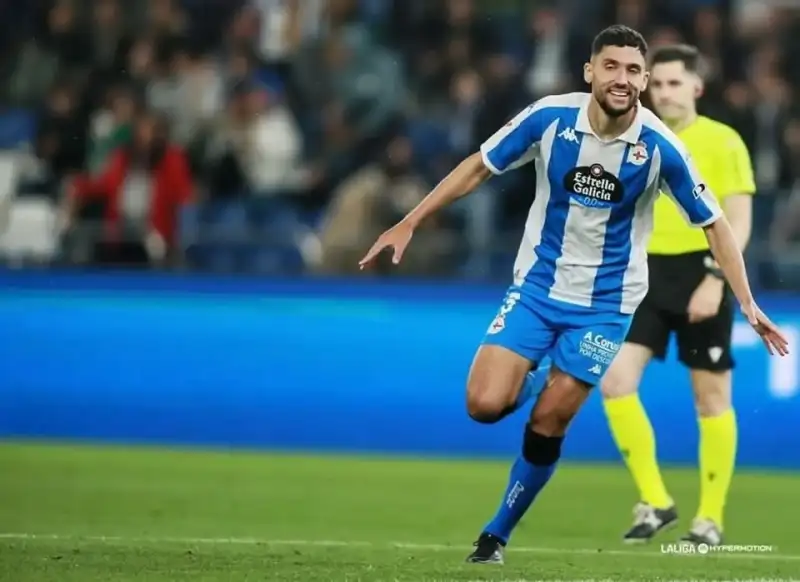 المغربي زكرياء الدهشوي يرافق ديبورتيفو لاكورونيا إلى الليغا