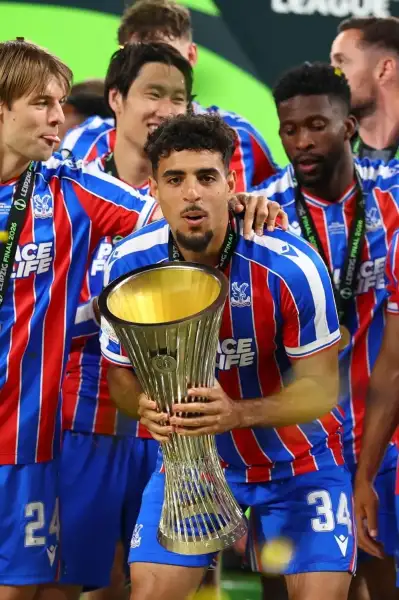 شادي رياض يتوج بلقب دوري المؤتمر الأوروبي مع كريستال بالاس